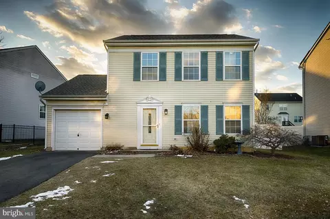 15 Greenbrook Dr, Columbus, NJ 08022