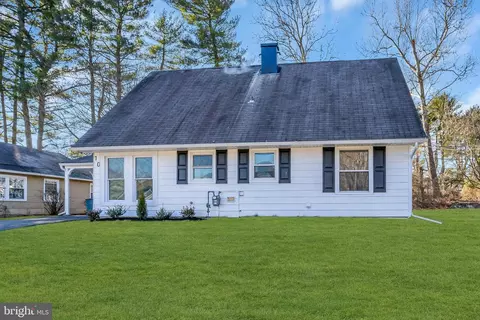 10 Meadowlark Ln, Willingboro, NJ 08046