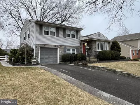 2126 Holly Ln, Cinnaminson, NJ 08077