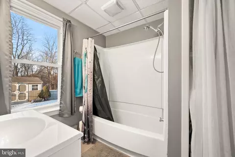 Bath - 835 Cornell Ave, Maple Shade, NJ 08052 photo 2 of 2