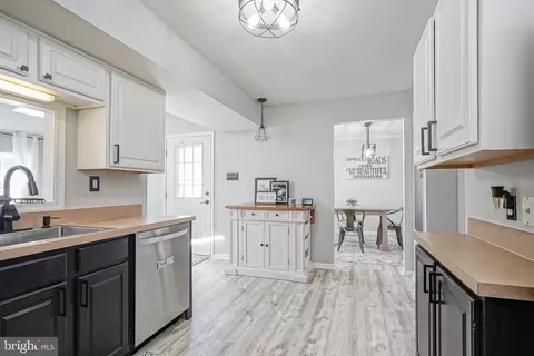 Entry Way - 205 Carleton La, Mount Laurel, NJ 08054 photo 5 of 8