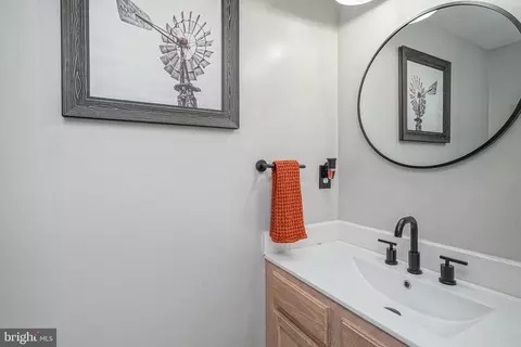 Bath - 205 Carleton La, Mount Laurel, NJ 08054 photo 1 of 3