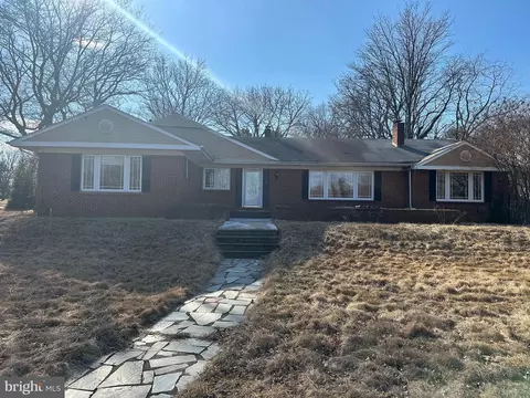 2 Nixon Dr, Moorestown, NJ 08057