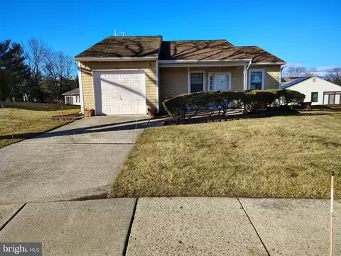 21 Meadowwood Ct, Columbus, NJ 08022