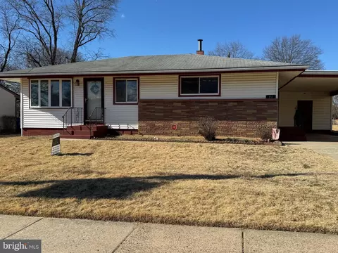 10 Larchmont Dr, Burlington, NJ 08016