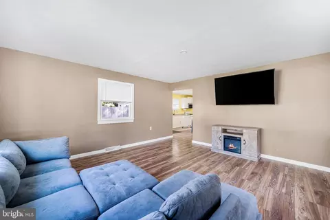 Entry Way - 35 S Clinton Ave, Maple Shade, NJ 08052 photo 1 of 3