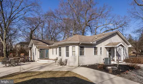 611 Delanco Rd, Edgewater Park, NJ 08010