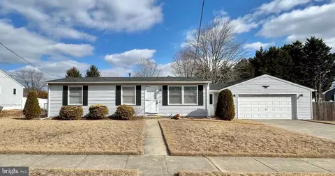 886 E Third St, Florence, NJ 08518