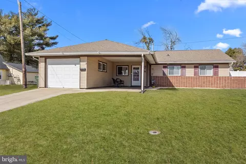 5 Brierdale Ln, Willingboro, NJ 08046