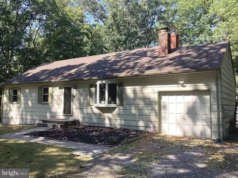 5 Acorn Dr, Tabernacle, NJ 08088