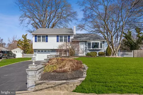 141 Hawthorne Dr, Mount Holly, NJ 08060
