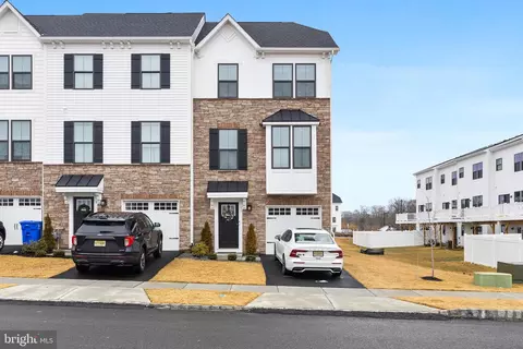 11 Cinnamon Ln, Mount Laurel, NJ 08054