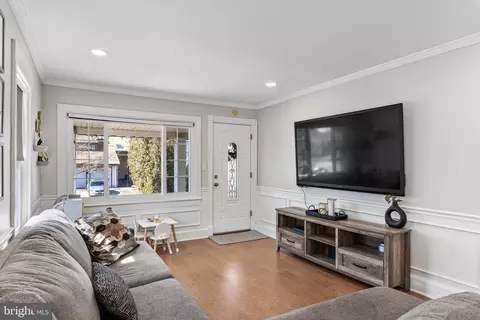 Entry Way - 47 N Maple Ave, Maple Shade, NJ 08052 photo 2 of 3