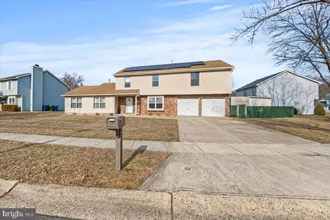 4 Mayville Ln, Marlton, NJ 08053