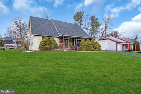 27 Eddington Ln, Willingboro, NJ 08046