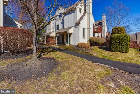 192 Woodlake Dr, Marlton, NJ 08053