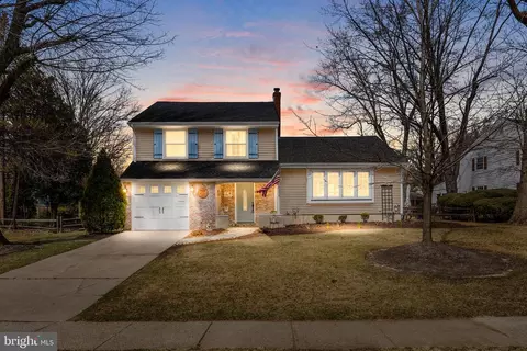 823 Waterford Dr, Delran, NJ 08075