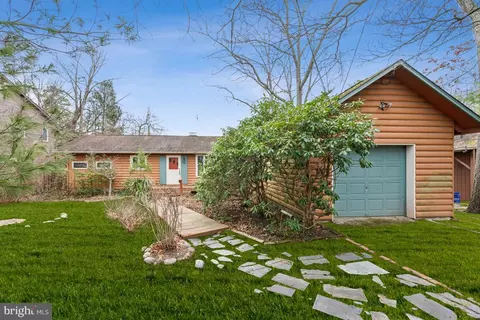 4 W Lake Ave W, Medford, NJ 08055