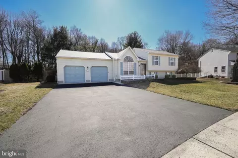 16 Carey Cir, Burlington, NJ 08016