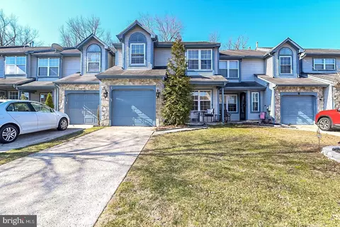 10 Kettlebrook Dr, Mount Laurel, NJ 08054