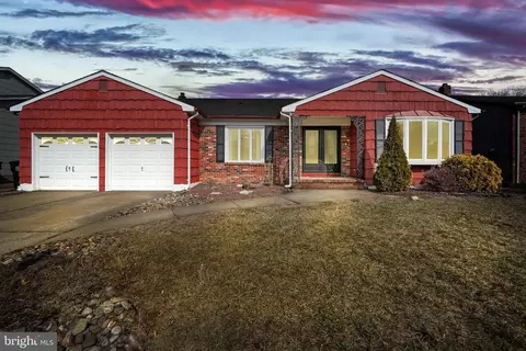 8 Van Dr, Bordentown, NJ 08505