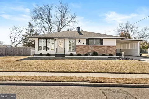 2 Larkin Rd, Burlington, NJ 08016