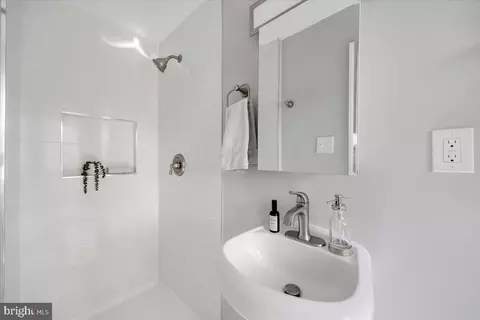 Bath - 8 Montclair Dr, Delran, NJ 08075 photo 1 of 3