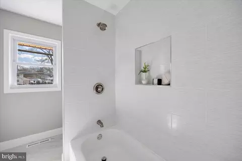 Bath - 8 Montclair Dr, Delran, NJ 08075 photo 2 of 3