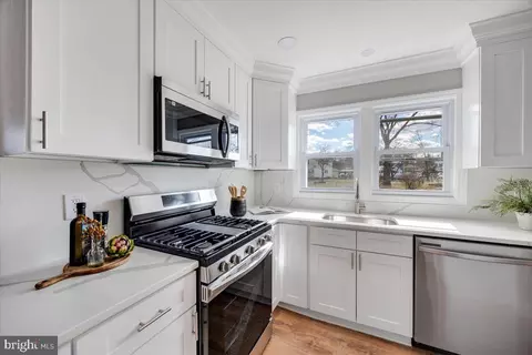 Kitchen - 8 Montclair Dr, Delran, NJ 08075 photo 2 of 2