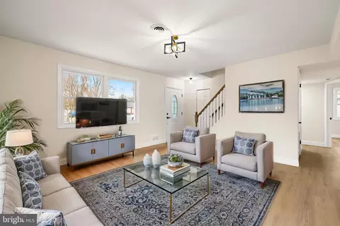 Living - 111 Dory Ct, Beverly, NJ 08010 photo 1 of 4