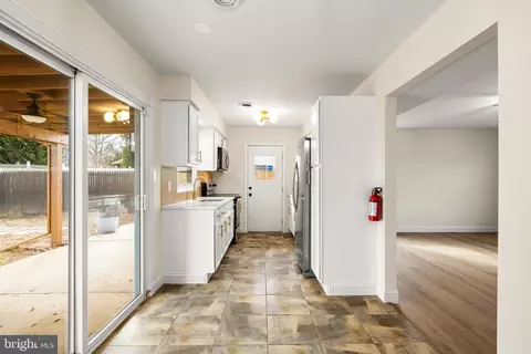 Entry Way - 111 Dory Ct, Beverly, NJ 08010 photo 1 of 3