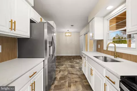 Entry Way - 111 Dory Ct, Beverly, NJ 08010 photo 2 of 3