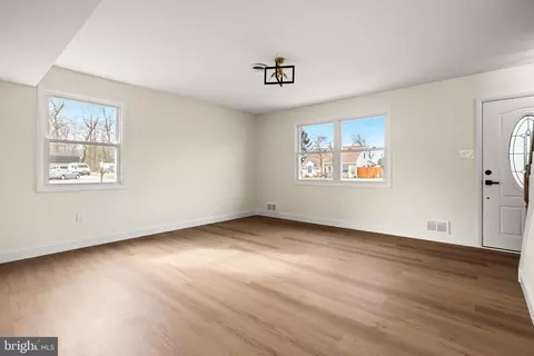 Living - 111 Dory Ct, Beverly, NJ 08010 photo 4 of 4