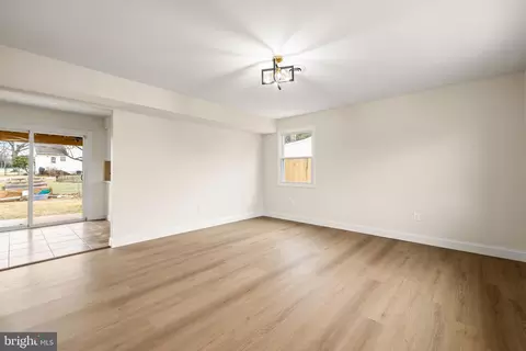 Living - 111 Dory Ct, Beverly, NJ 08010 photo 3 of 4