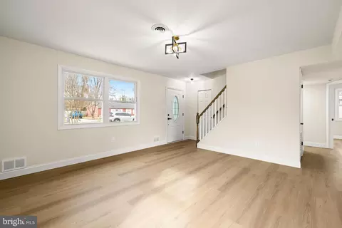 Living - 111 Dory Ct, Beverly, NJ 08010 photo 2 of 4