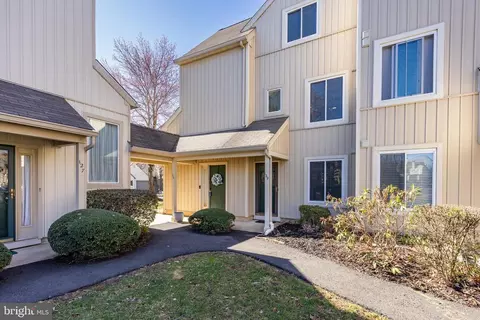 128 Woodlake Dr, Marlton, NJ 08053