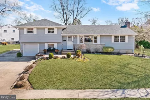 19 Spruce Rd, Burlington, NJ 08016