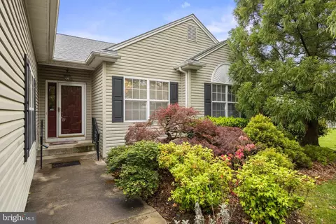 4 Tara Ln, Delran, NJ 08075