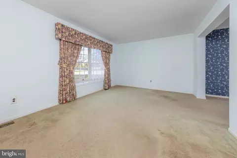 Living - 17 Framingham Rd, Beverly, NJ 08010 photo 2 of 3