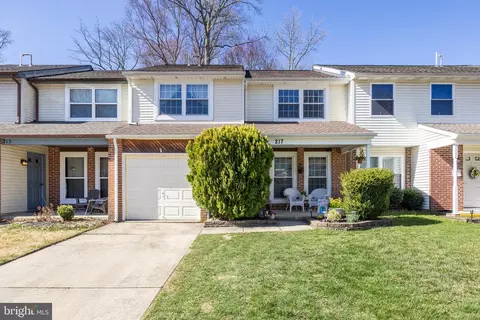 217 Foxwood Ln, Marlton, NJ 08053