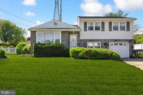 230 Boxwood Ln, Cinnaminson, NJ 08077