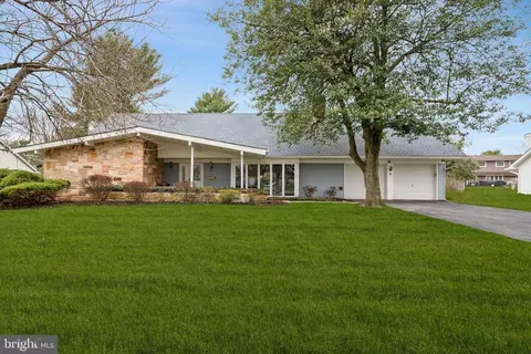 64 Woodhaven Ln, Willingboro, NJ 08046