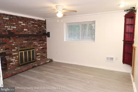 Living - 26 Woodside Dr, Tabernacle, NJ 08088 photo 4 of 5