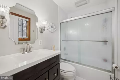 Bath - 211 Oak Ln, Tabernacle, NJ 08088 photo 2 of 3