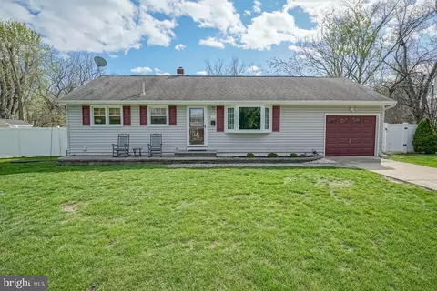 8 Thornton Pl, Mount Holly, NJ 08060