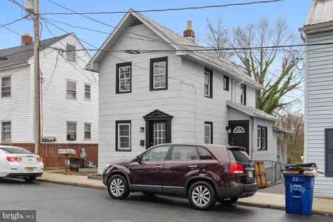 13 Mary St, Pemberton, NJ 08068