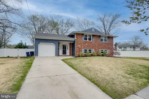 413 Country Ct, Mount Laurel, NJ 08054