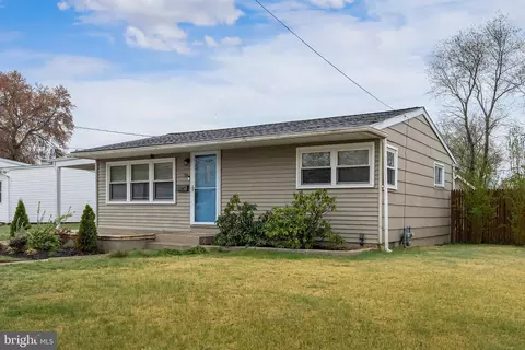 38 Merion Ln, Maple Shade, NJ 08052