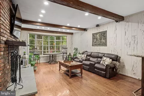 Entry Way - 21 Robin Rd, Moorestown, NJ 08057 photo 6 of 12