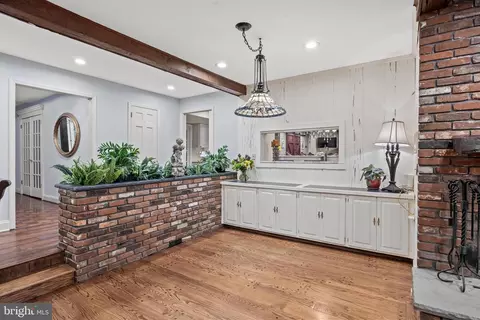 Entry Way - 21 Robin Rd, Moorestown, NJ 08057 photo 7 of 12